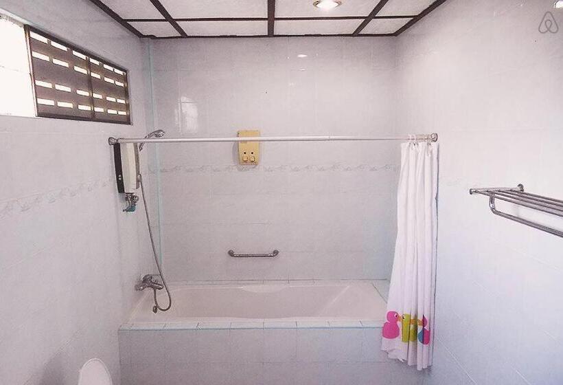 بنجلو قياسى, Thai Muang Resort