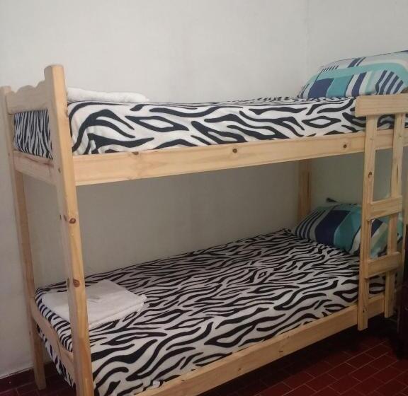 اتاق عادی, Mate De Luna