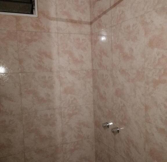 اتاق عادی, Mate De Luna