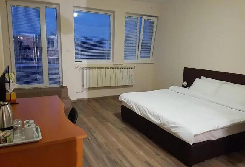 Habitación Triple Estándar con Balcón, Rooftop Oscar Rooms