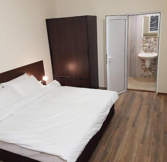 غرفة قياسية ثلاثية مزودة بشرفة, Rooftop Oscar Rooms