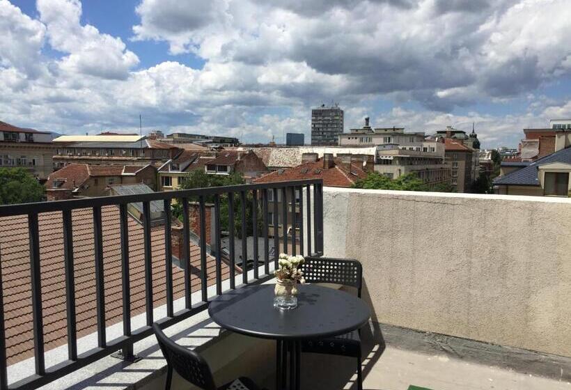 غرفة قياسية ثلاثية مزودة بشرفة, Rooftop Oscar Rooms