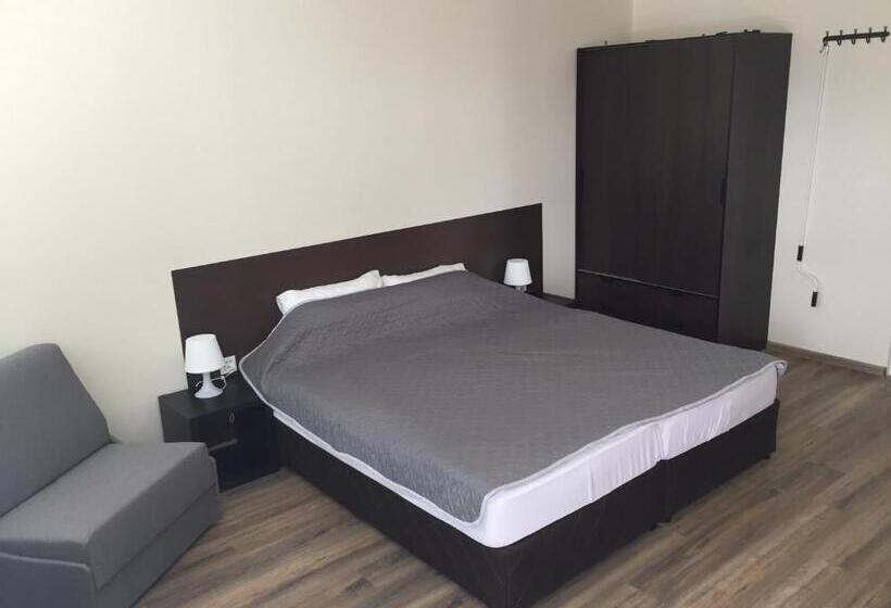 غرفة قياسية ثلاثية مزودة بشرفة, Rooftop Oscar Rooms