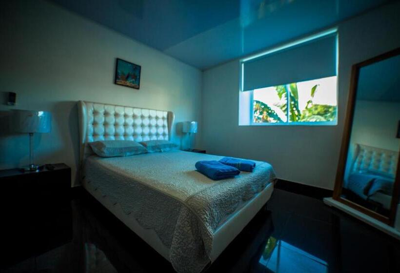 اتاق اکونومی, Ocean Blue Beach