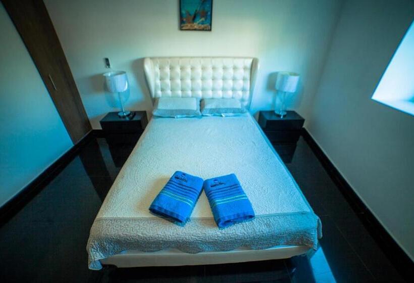 اتاق اکونومی, Ocean Blue Beach