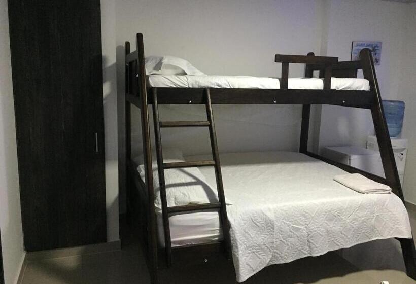 اتاق خانوادگی, Ocean Blue Beach