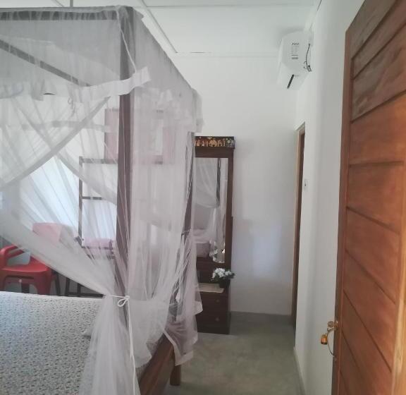 اتاق لوکس با بالکن و چشم‌انداز دریا, Lasindu Guest