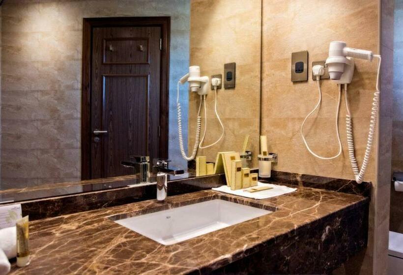 اتاق لوکس با بالکن, Pyramid Continental