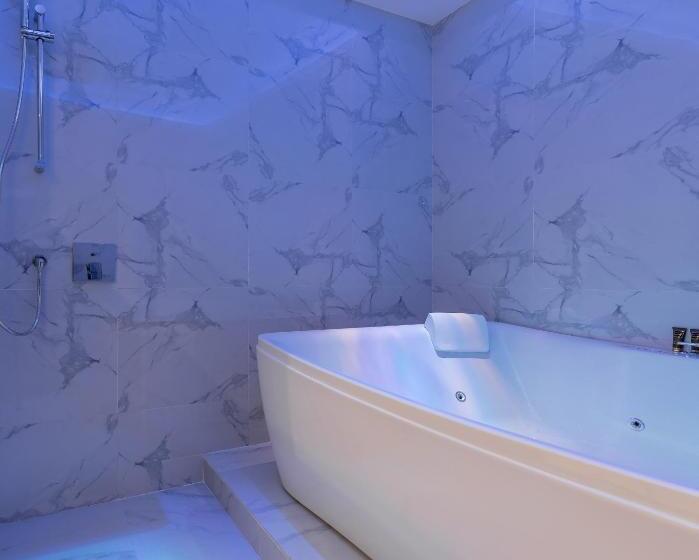 مجموعه ویستا شهر, Pyramid Continental