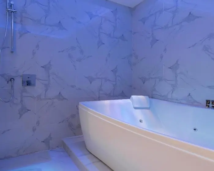 مجموعه ویستا شهر, Pyramid Continental