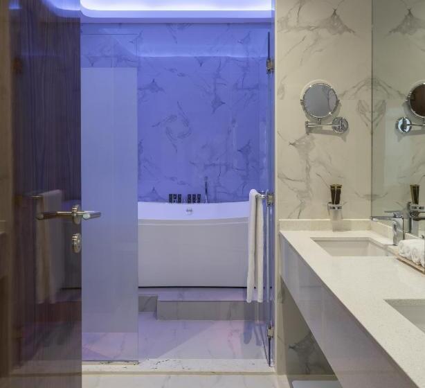 مجموعه ویستا شهر, Pyramid Continental