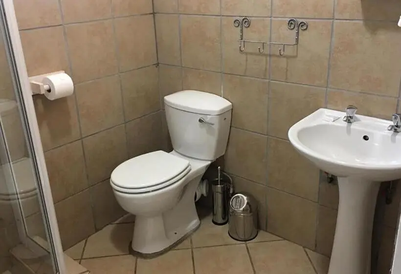 اتاق اکونومی, Riverton Manor