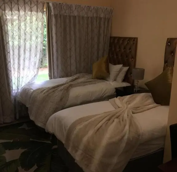 اتاق اکونومی, Riverton Manor