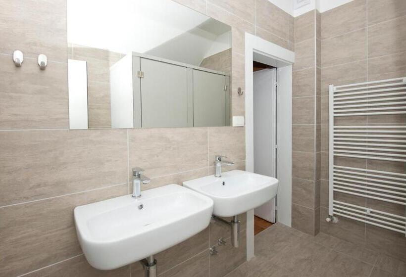 اتاق پایه با سرویس بهداشتی مشترک, Vila Lipa