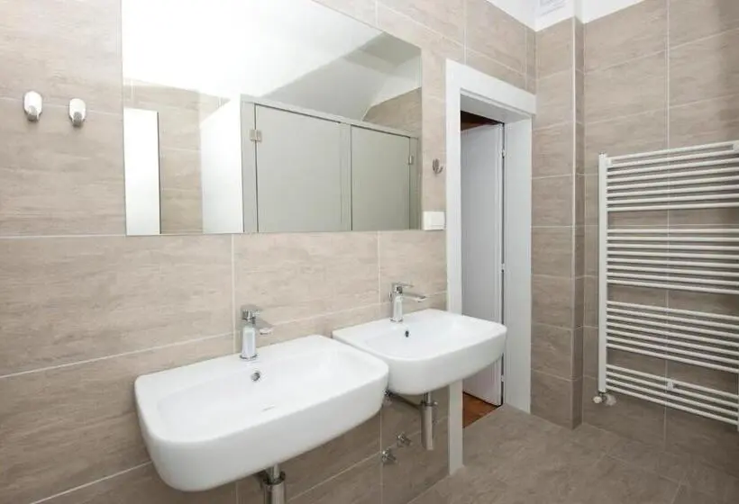 اتاق پایه با سرویس بهداشتی مشترک, Vila Lipa