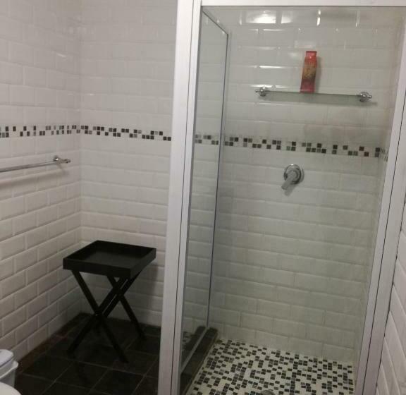 غرفة قياسية داخلية, Cadle House