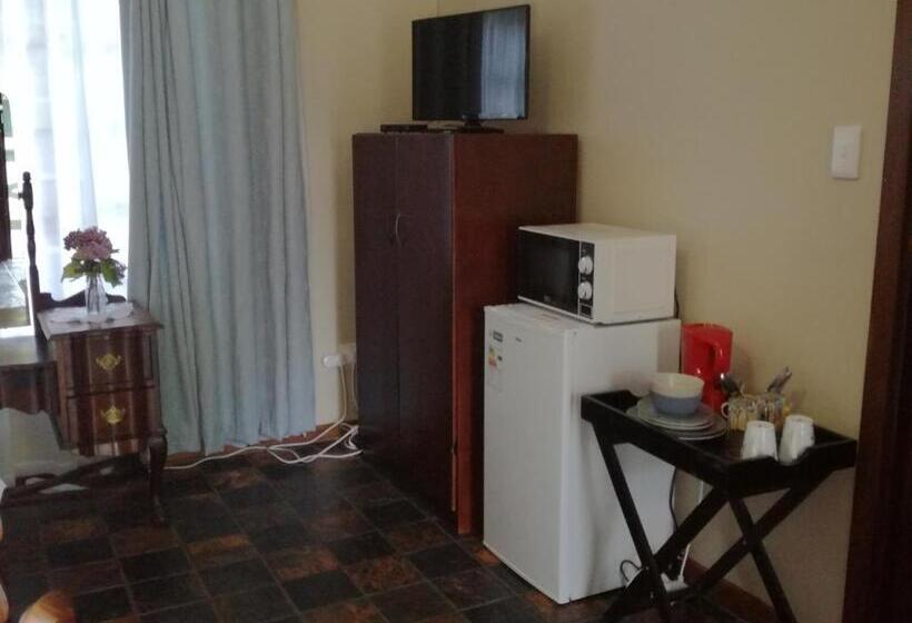 غرفة قياسية مزوَّدة بشُرفة, Cadle House