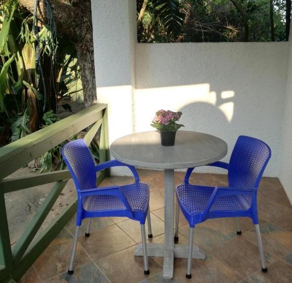 غرفة قياسية مزوَّدة بشُرفة, Cadle House