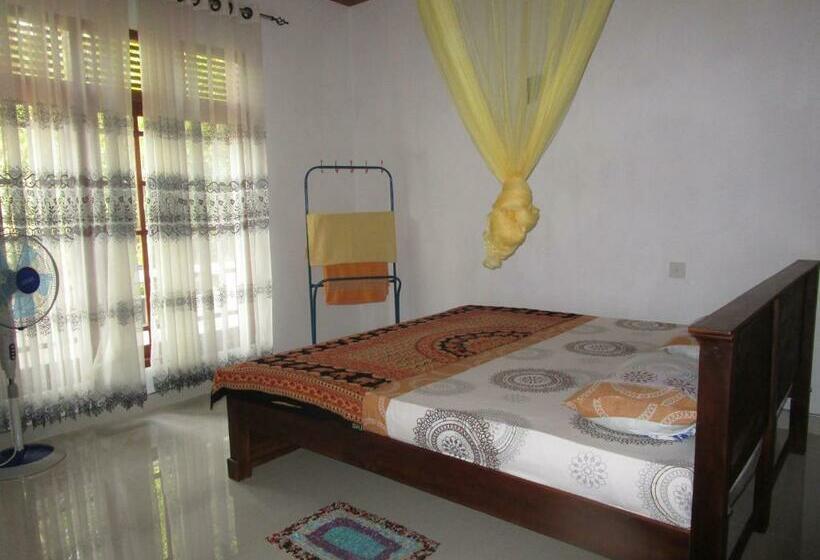 디럭스 룸, Maneesha Guest House