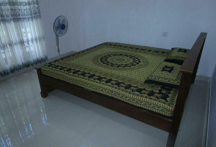 디럭스 룸, Maneesha Guest House