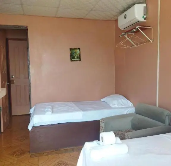 اتاق استاندارد با سرویس بهداشتی مشترک, Ofiuras Hostal