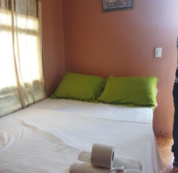 带共用浴室的标准房间, Ofiuras Hostal