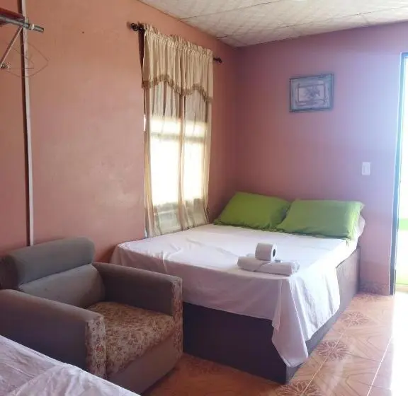 اتاق استاندارد با سرویس بهداشتی مشترک, Ofiuras Hostal