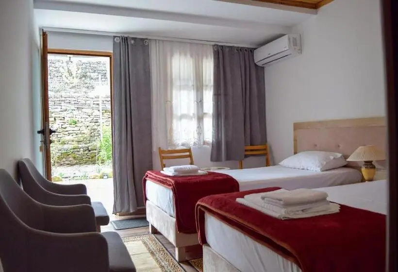 اتاق لوکس, Sokaku I Te Marreve Guesthouse