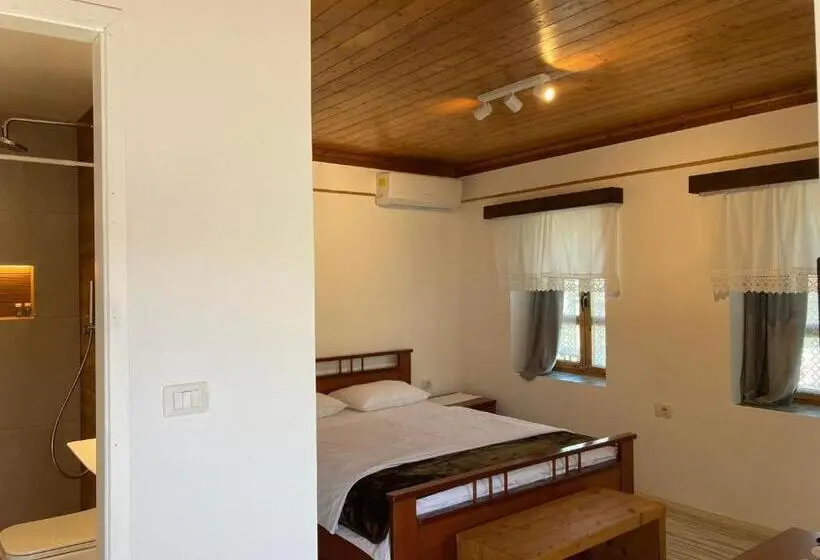 اتاق لوکس با بالکن, Sokaku I Te Marreve Guesthouse