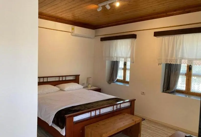 اتاق لوکس با بالکن, Sokaku I Te Marreve Guesthouse