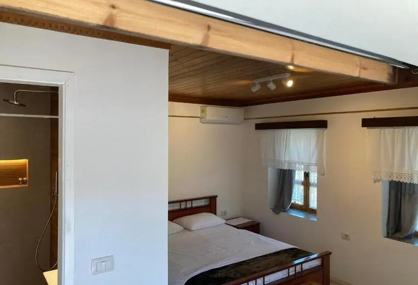 اتاق لوکس با بالکن, Sokaku I Te Marreve Guesthouse