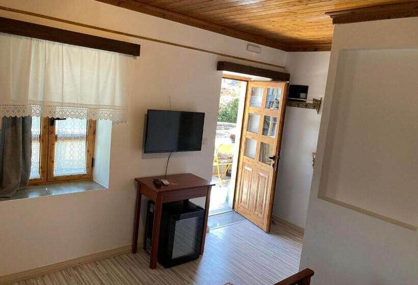 غرفة ديلوكس مزودة بشرفة, Sokaku I Te Marreve Guesthouse