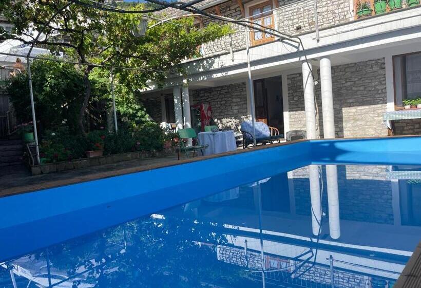 غرفة ديلوكس مزودة بشرفة, Sokaku I Te Marreve Guesthouse