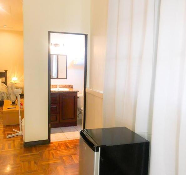 带阳台标准四人间, Ester`s Place