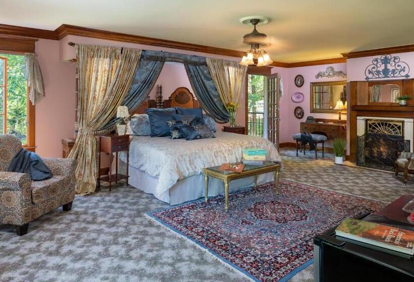 سوئیت با بالکن, Angel At Rose Hall