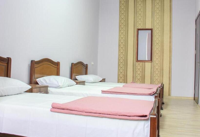 اتاق استاندارد چهار تخته, Gorihouse