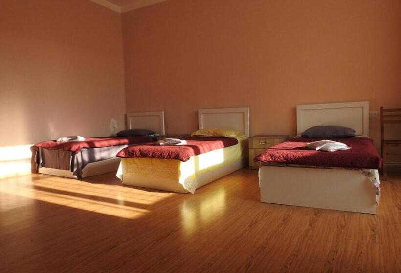 اتاق کلاسیک سه تخته, Gorihouse