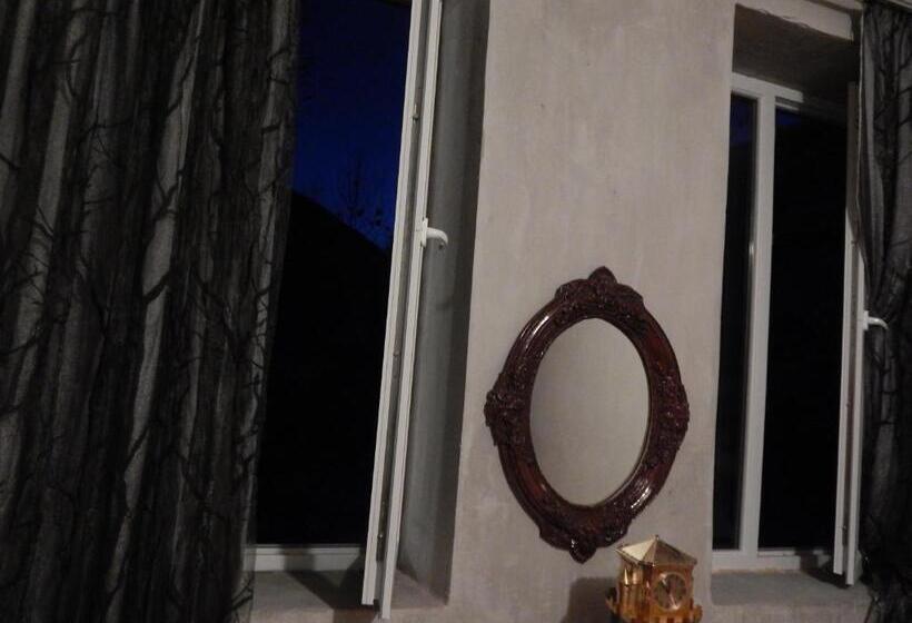 اتاق استاندارد با چشم‌انداز باغ, Nato Gesthouse In Uraveli