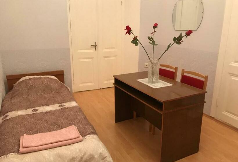 اتاق اکونومی, Beaming_house