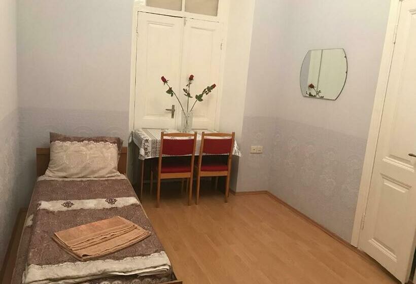 اتاق اکونومی, Beaming_house