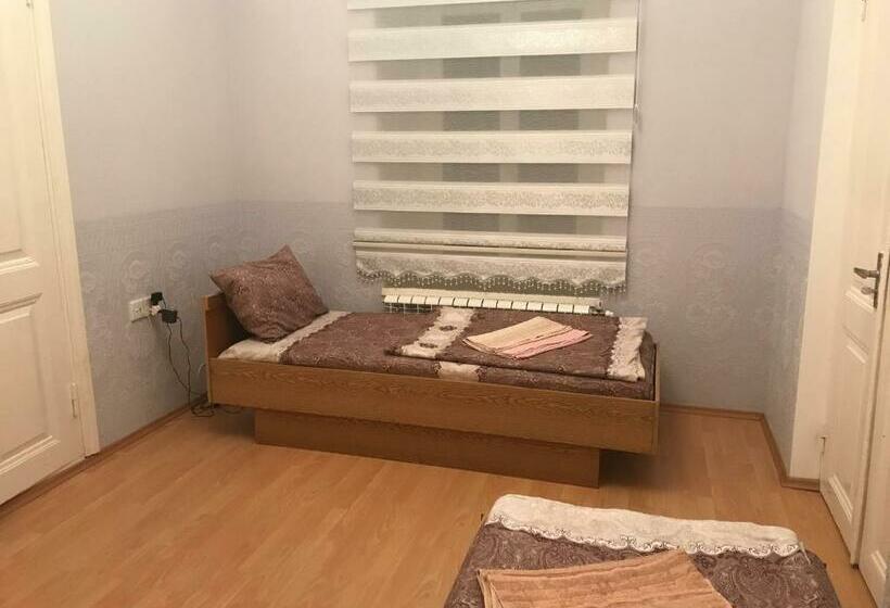 اتاق اکونومی, Beaming_house