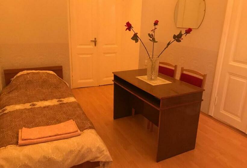 اتاق اکونومی, Beaming_house