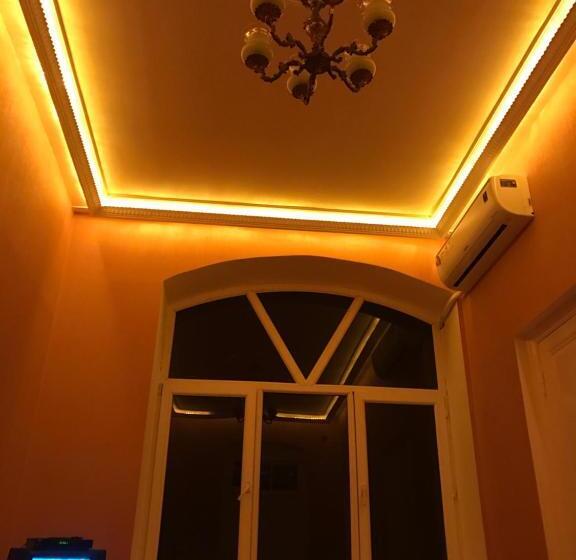 اتاق اکونومی, Beaming_house