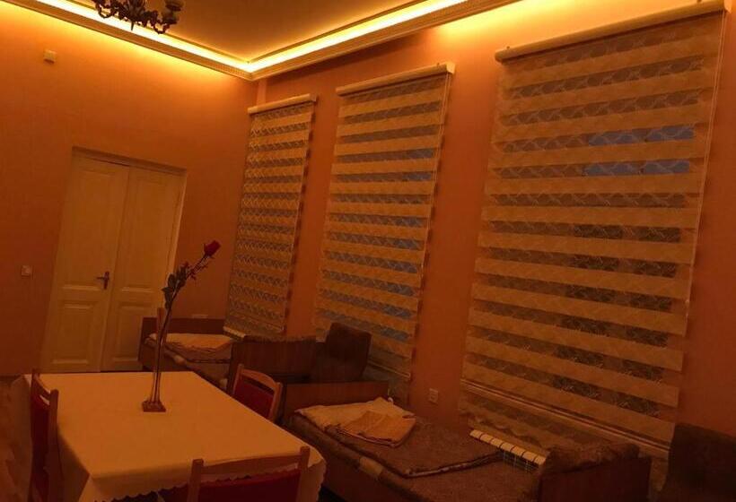 اتاق استاندارد چهار تخته, Beaming_house