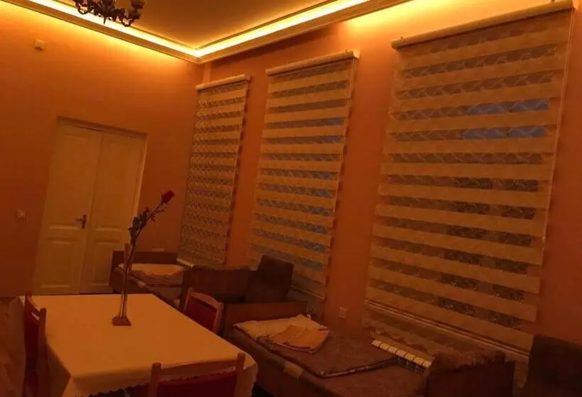 اتاق استاندارد چهار تخته, Beaming_house