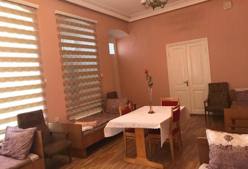 اتاق استاندارد چهار تخته, Beaming_house