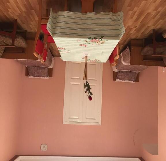 اتاق استاندارد چهار تخته, Beaming_house