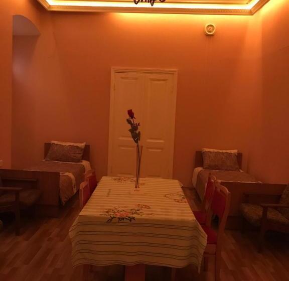 اتاق استاندارد چهار تخته, Beaming_house