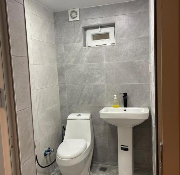 اتاق اکونومی, Beaming_house