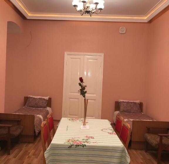 اتاق استاندارد چهار تخته, Beaming_house